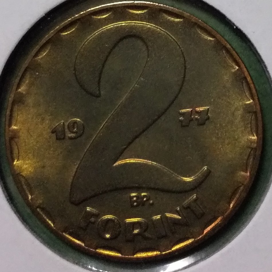 (C-523) ハンガリー　2フォリント黄銅貨　1977年 パープルトーン_画像2