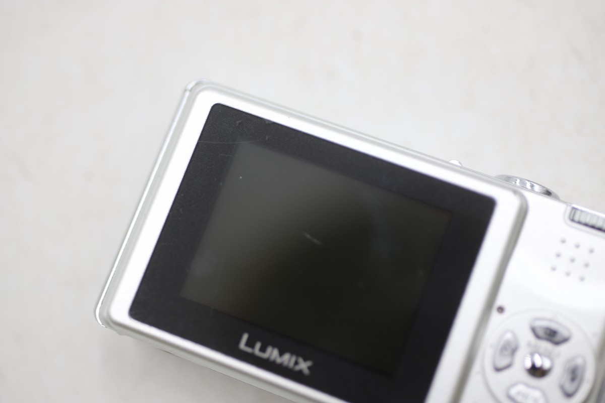 Panasonic LUMIX DMC-FX2 パナソニック デジタルカメラ 充電器(DE-991)、バッテリー(DMW-BCB7)付き(A1374)_画像4
