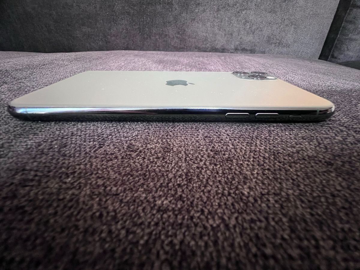 iPhone 11 Pro Max ミッドナイトグリーン 512 GB 綺麗 極美品 残債無し