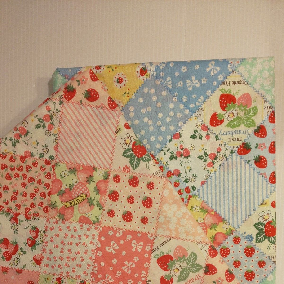 YUWA 松山敦子さん 30's Collection 綿100％ 斜めパッチワーク柄 ２色のうちいずれか１枚 生地巾×約50cm