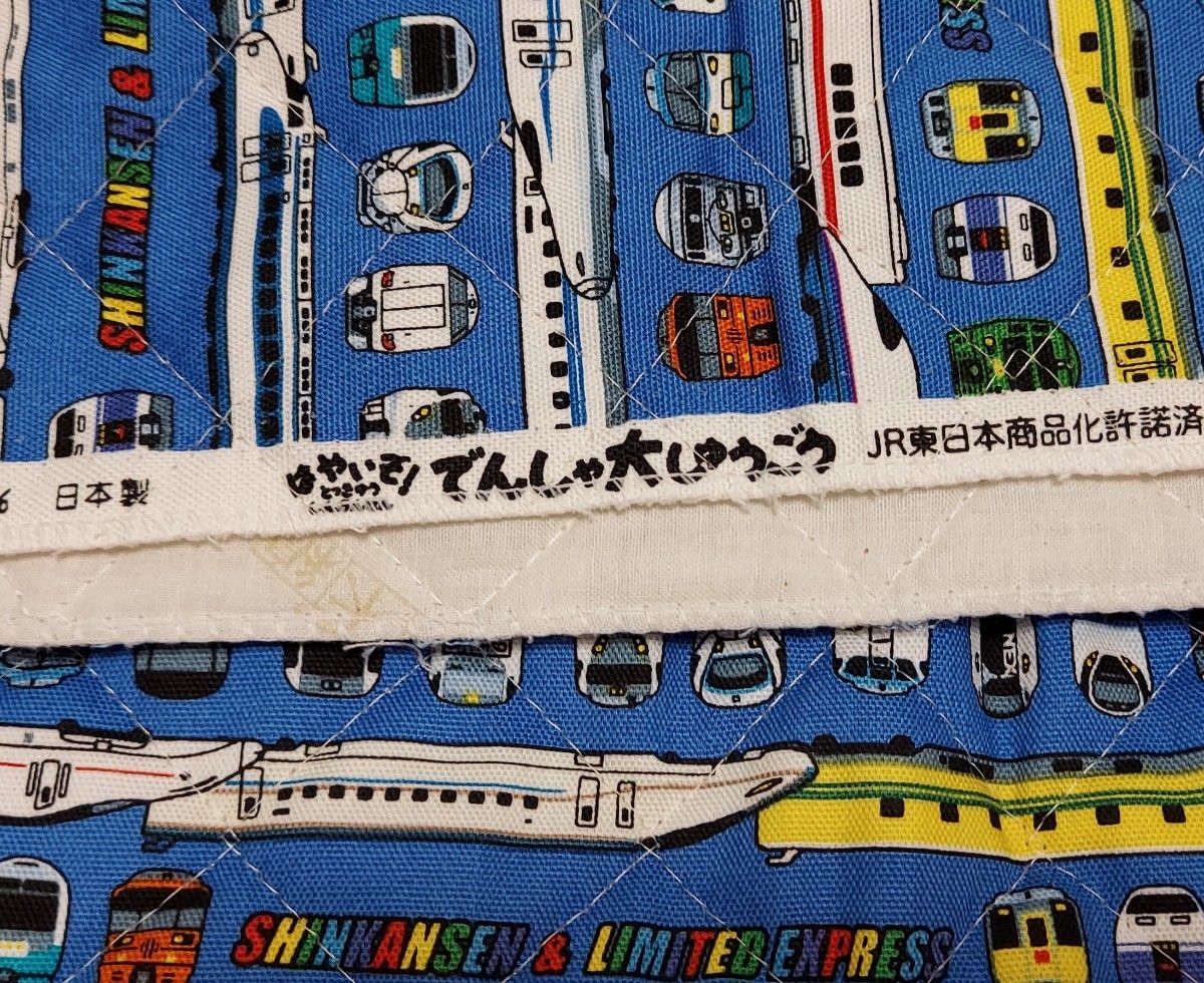 239 新幹線  電車  キルティング生地  濃い青色   105×50cm  