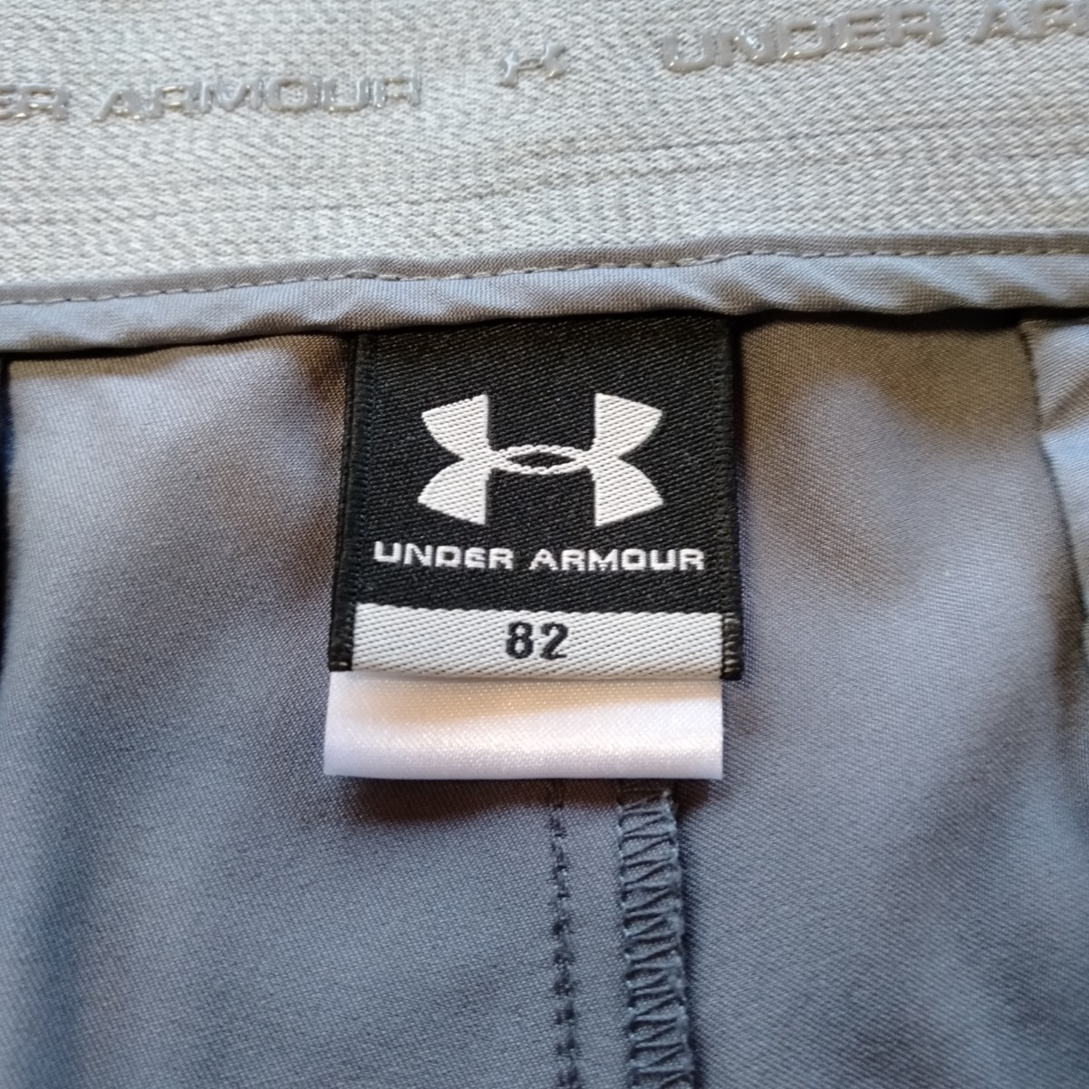 む039 UNDER ARMOUR ウエスト82 ロングパンツ ポリエステル ゴルフウェア グレー アンダーアーマー コールドブラック 裾直し有 股下72cm_画像3