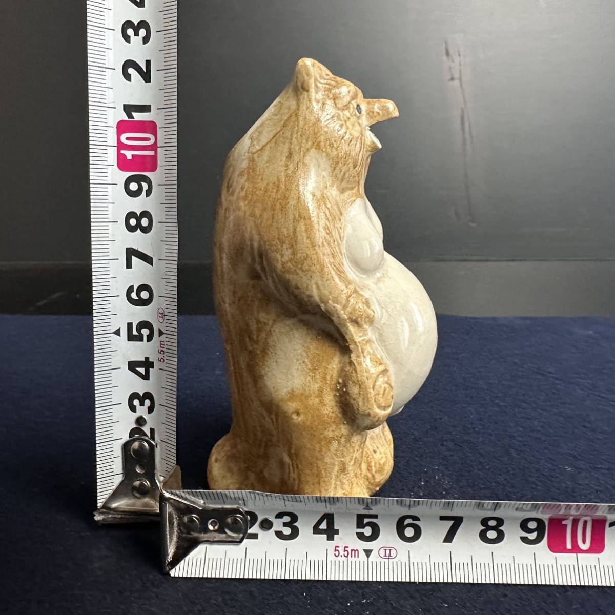 [SX831] 信楽焼 狸 たぬき ペン立て 一輪挿し 徳利に通い帳 置物 高さ約12.5cm 招福開運 縁起物 八相縁起 インテリア オブジェ_画像8