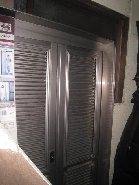 大阪市内より 玄関網戸 ナイスウィンズドア 2枚扉 折れ戸 Nice Wind's Door 自然換気/通風ドア/採風ドア/防犯/防虫　コロナ対策