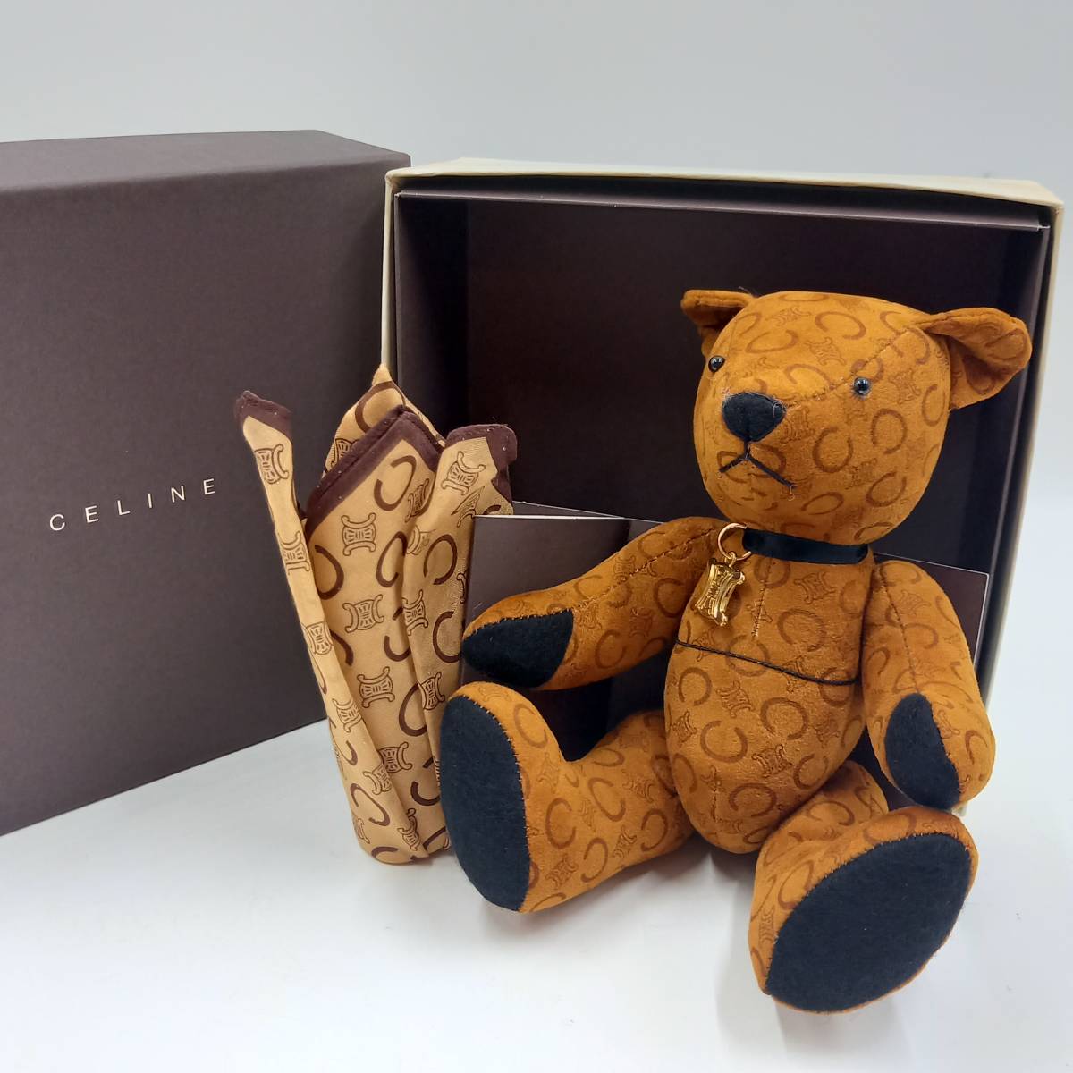 CELINE セリーヌ テディベア ハンカチ ぬいぐるみ セット マカダム 茶 未使用保管品 クマ くま 箱付き チャーム付き プレゼント 【3111】_画像2