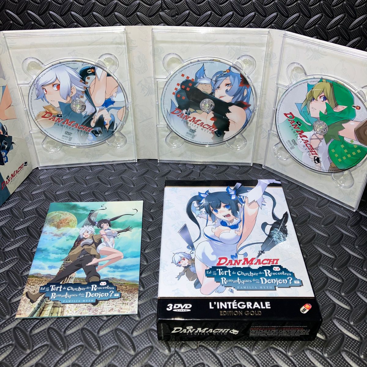 【輸入盤】ダンジョンに出会いを求めるのは間違っているだろうか　DVD3枚組 全13話　325分　欧州版　