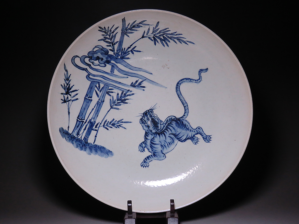 中国陶器.時代物のお皿.染付のお皿.竹林と虎.９寸.兜鉢.状態は良いと思います.無傷.箱あります。