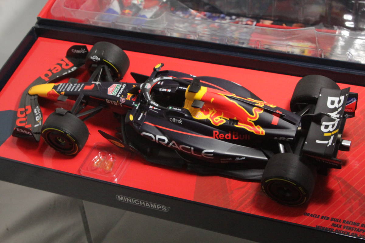 MINICHAMPS 1/18 レッドブル RB18 フェルスタッペン 2022年 オランダGP 優勝 _画像4