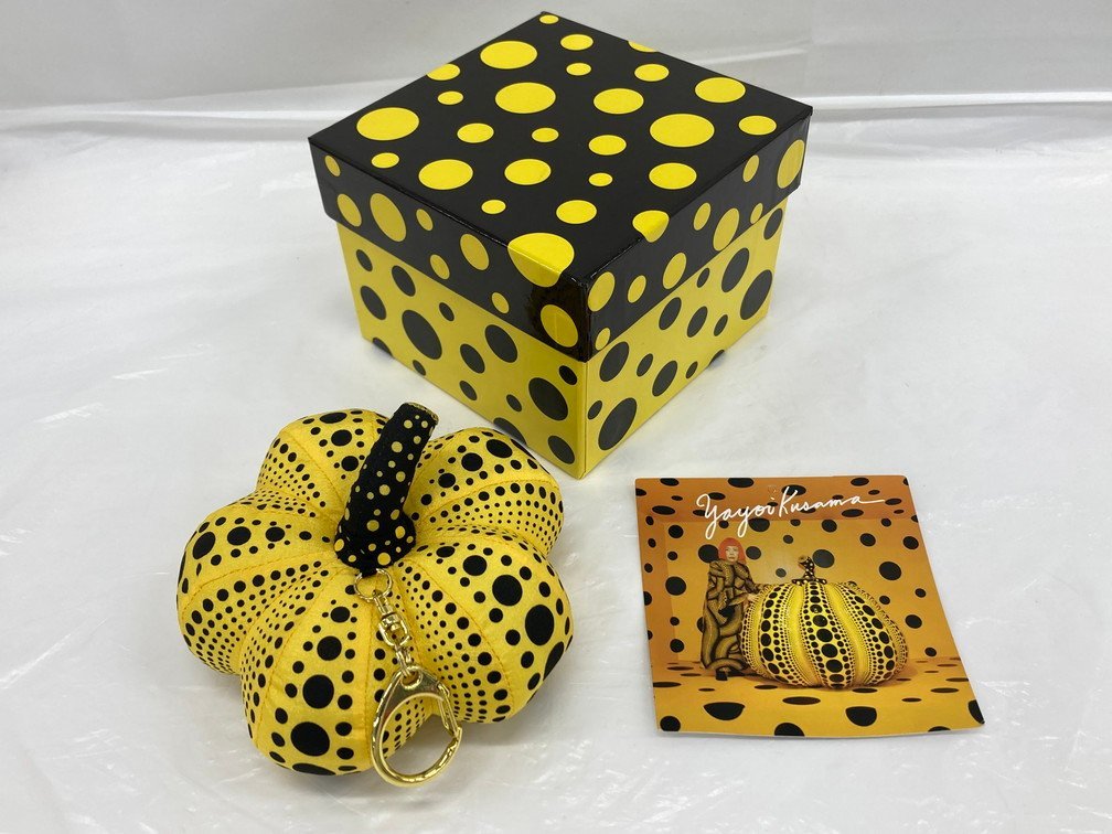 YAYOI KUSAMA　草間彌生　グッズ　3点おまとめ　ペーパーウエイト　キーホルダー　ハンカチ【BKAP7015】_画像6