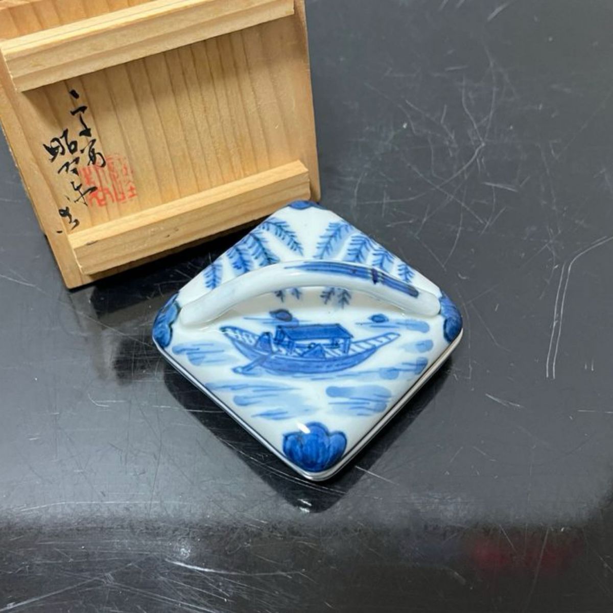 をお手頃な 昭阿弥造 香合 染付『隅田川文』共箱 / 茶事 茶道具 - 美術品