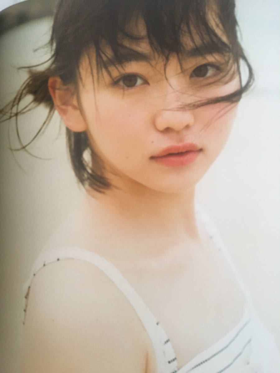 PLANET NINE 山田杏奈ファースト写真集　初版　帯付き　直筆サイン本　_画像9