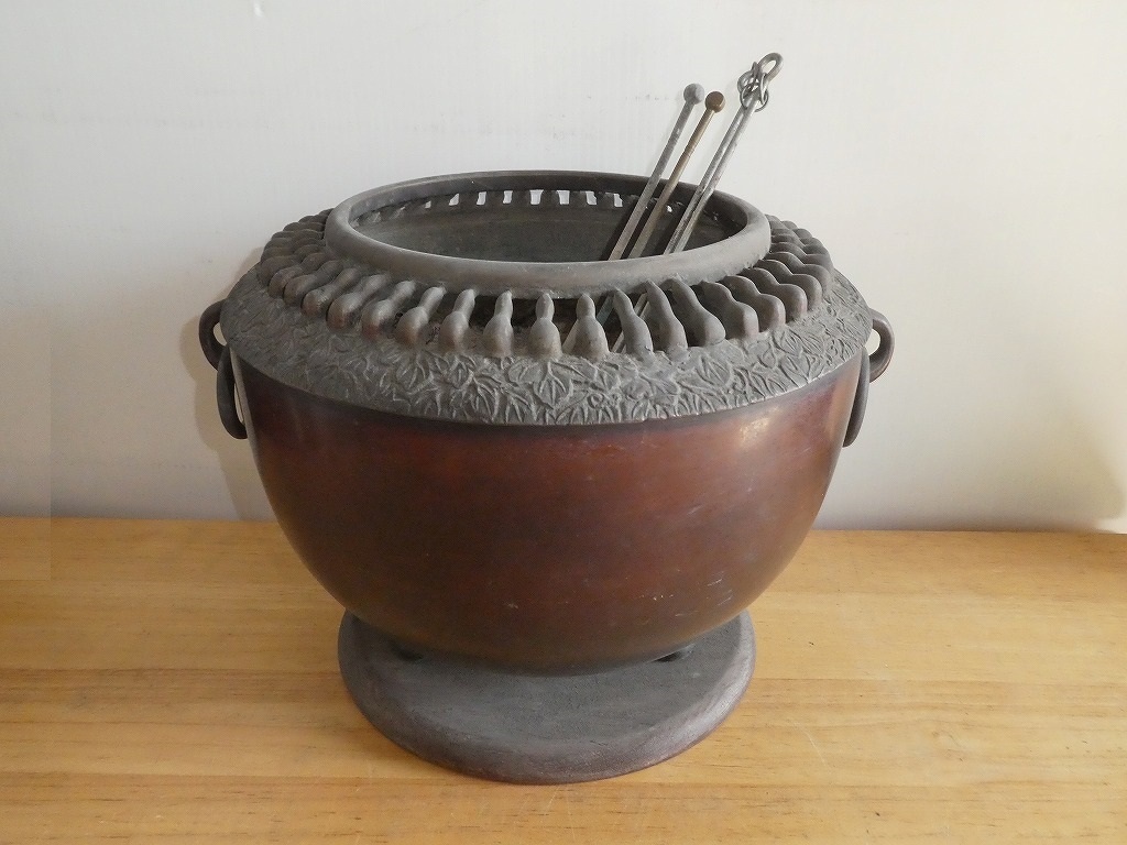 ●瓢箪 透かし 火鉢 三つ足 環付 火箸 鉄箸付 古銅 時代物 古民具 古道具●