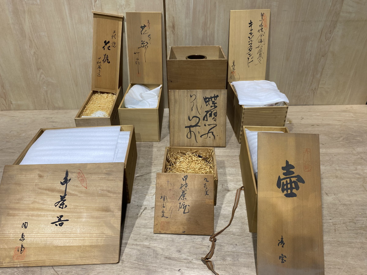 【２－６１】木箱入り 食器 花瓶 等 まとめ売り 茶碗 有田焼 茶器 キャンドルスタンド 壺 等 アンティーク 骨董品 長期保管品_詳細に添付画像があります。ご覧ください。