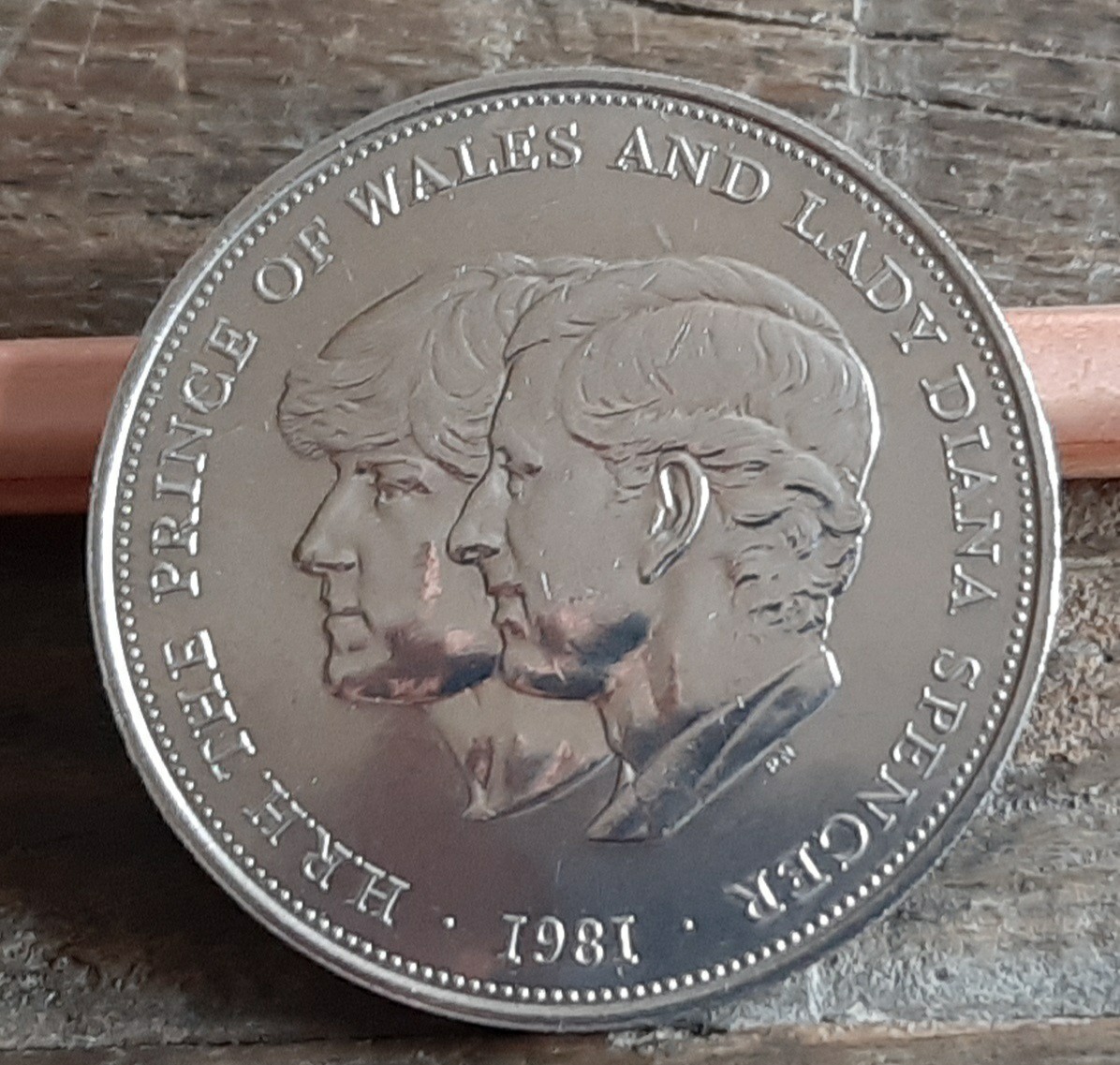英国 イギリス 1981年 ブリティッシュ クラウン コイン 5シリング カプセル付き28g 39mm 美品です 本物 Charles & Diana の画像1
