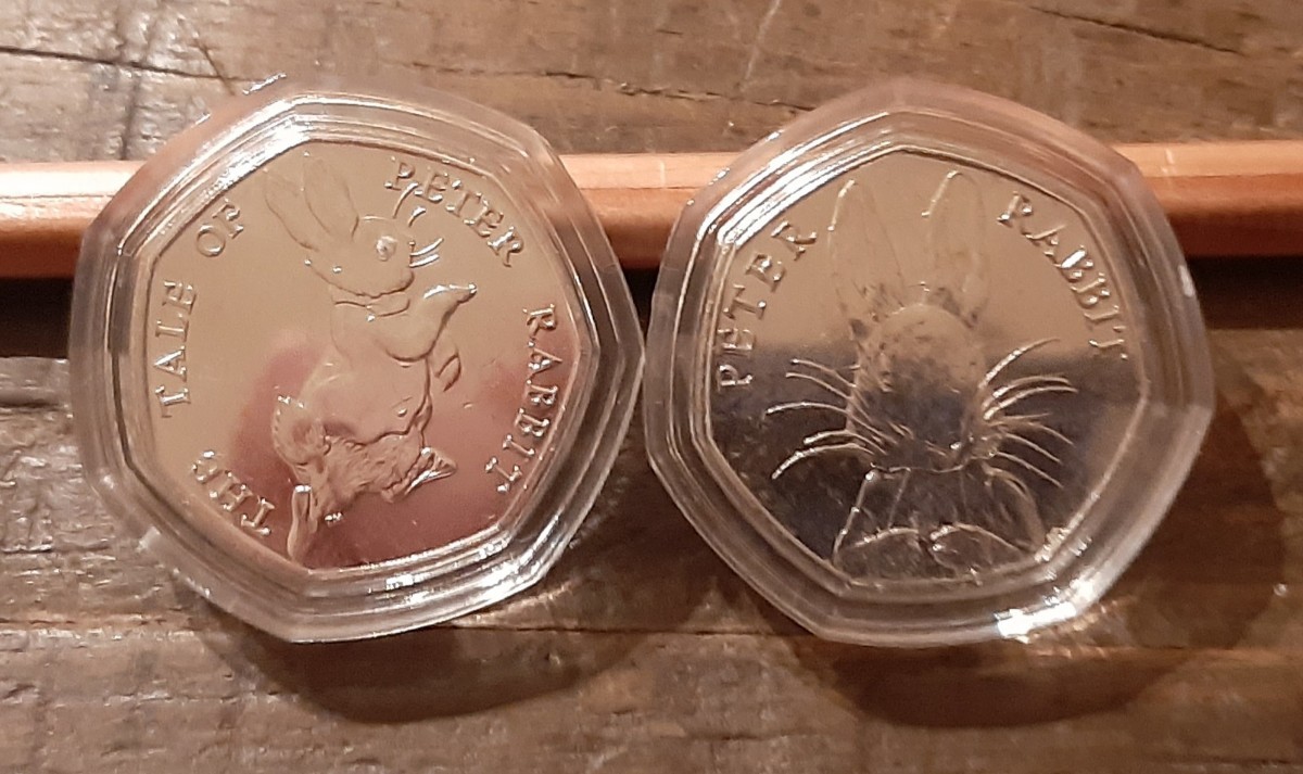 2種類 ピーター ラビット と 本物 英国50ペンスコインイギリス コイン ビアトリクス・ポター ピーターラビット英国 50ペンス プセル付き_画像1