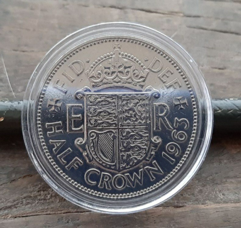 硬貨 イギリス 1963年 ハーフクラウン 英国コイン 美品です 本物エリザベス女王 32mm 14g コインの画像1