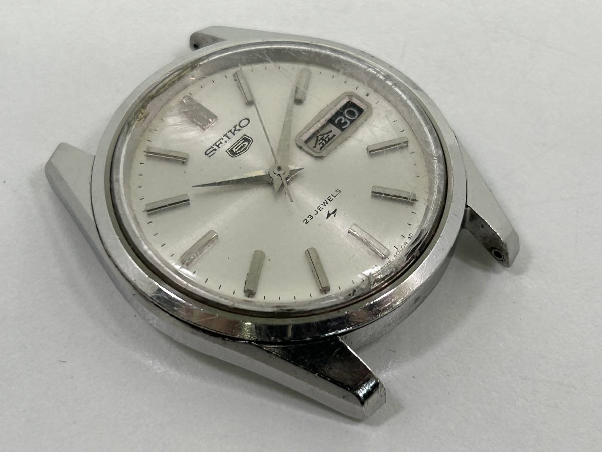 H0511-11 1070【1円スタート】 腕時計　セイコー　SEIKO　ファイブ　5　5126-8020　23石　シルバー文字盤　デイデイト　自動巻き　メンズ_画像6