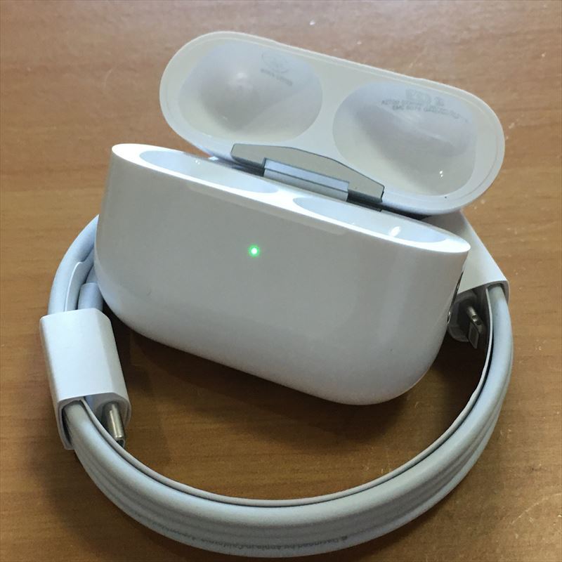 3) Apple純正 AirPods Pro 第2世代 ワイヤレス充電ケース A2700 ケーブル付