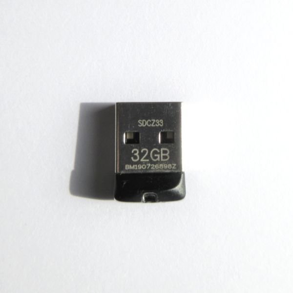 動作確認済 SanDisk USBメモリー 32GB 超小型/軽量 狭い場所でも使いやすい Cruzer Fit_画像1