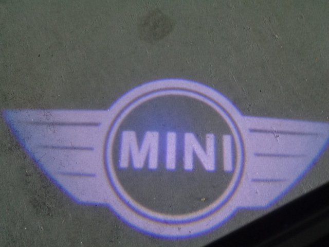 [Rmdup32455] BMW ミニ ウェルカム ランプ カーテシランプ MINIマーク (R52/R53/R50/R56/R55/など/ドア下/足元/ライト/ライトアップ)_点灯テスト画像