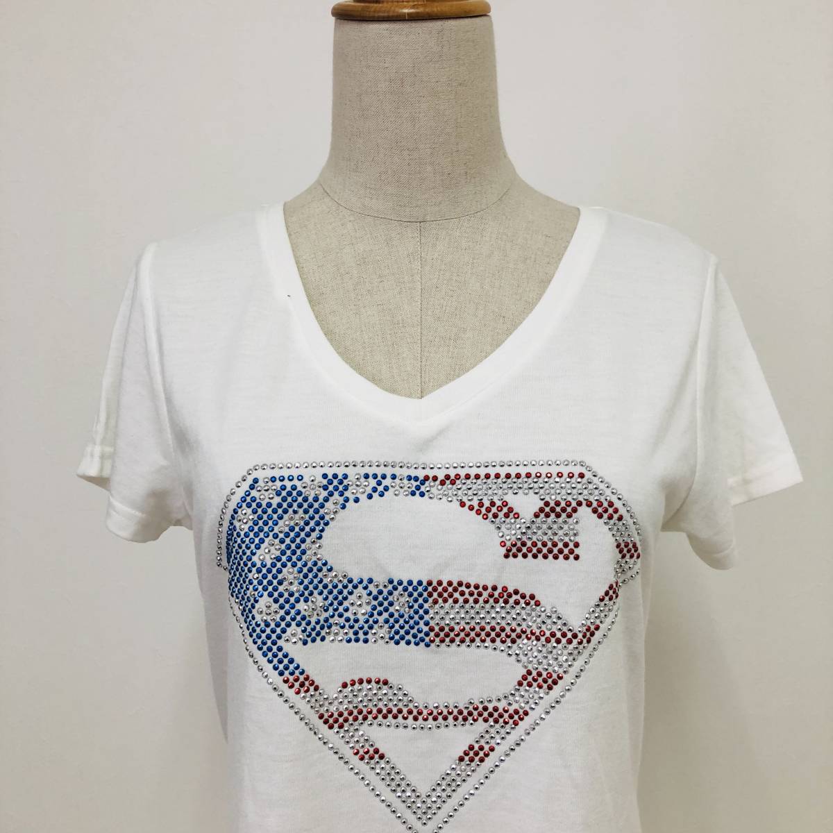 k1963 美品 SUPER GIRL レディース Tシャツ 半袖 薄手 Vネック ビジュー スーパーマン L 白 光沢 万能 ロゴ ベーシックカジュアルスタイル_画像5