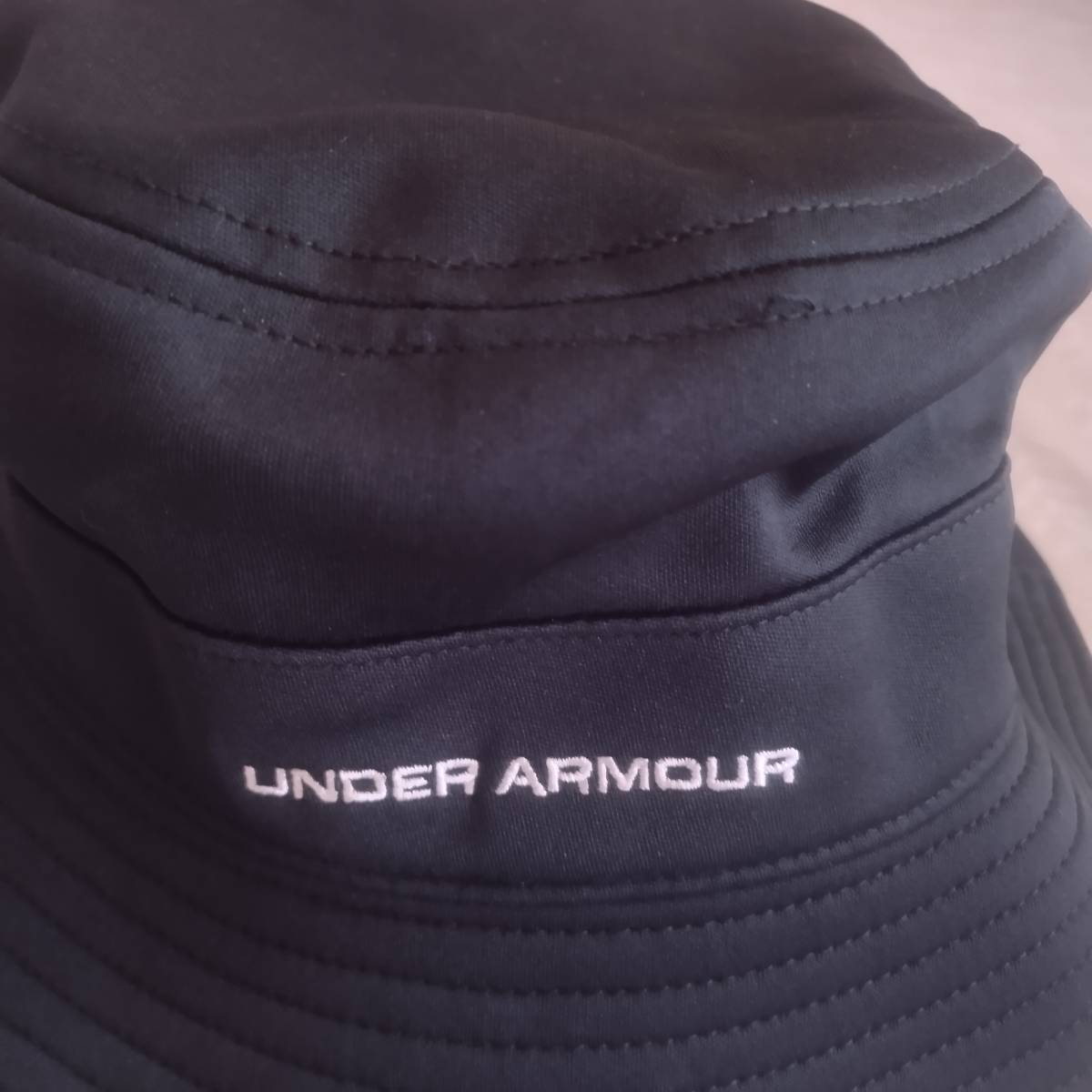 実使用無しの美品！　アンダーアーマー　UNDER ARMOUR　ハット　光沢ブラック　柔らかい　頭廻りストレッチ_画像4