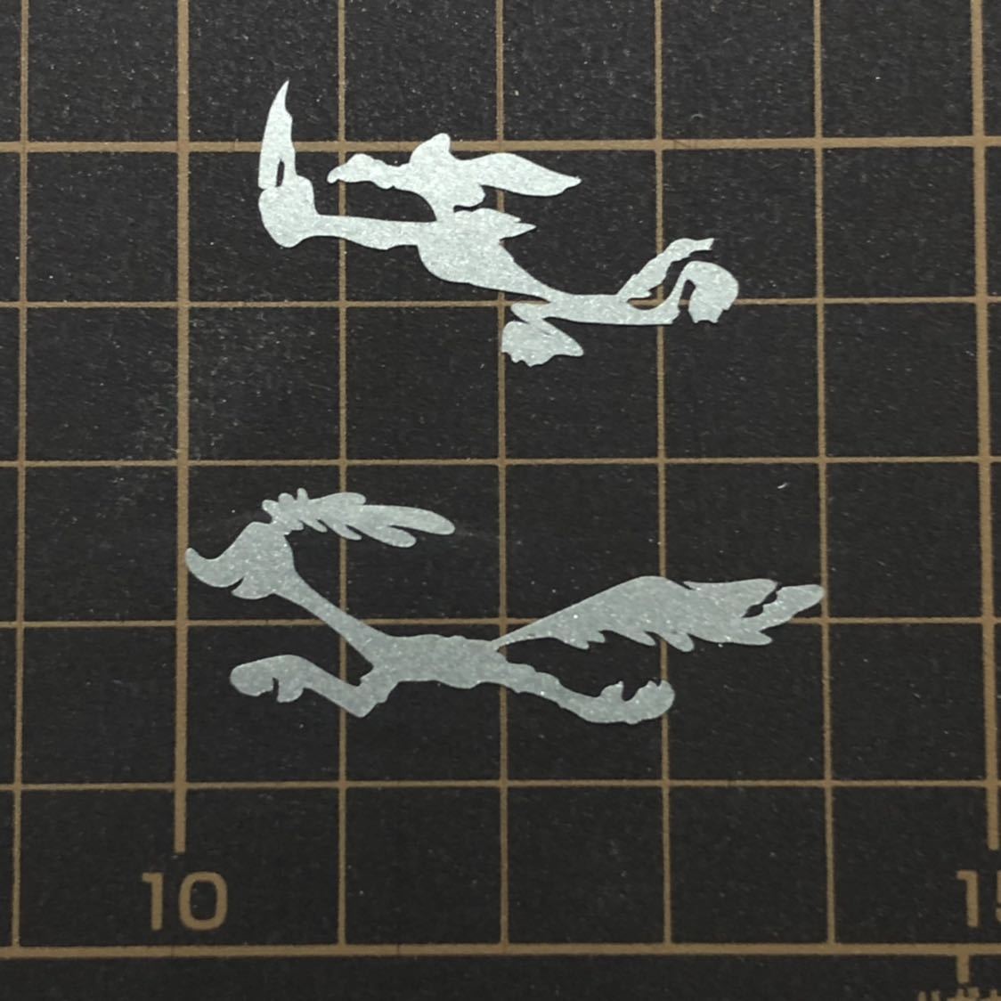 スマホサイズ ステッカー ロードランナー & Wile E.Coyote シャドウ 左向き メタリックシルバー 3cm 4cm 5cm セットの画像4