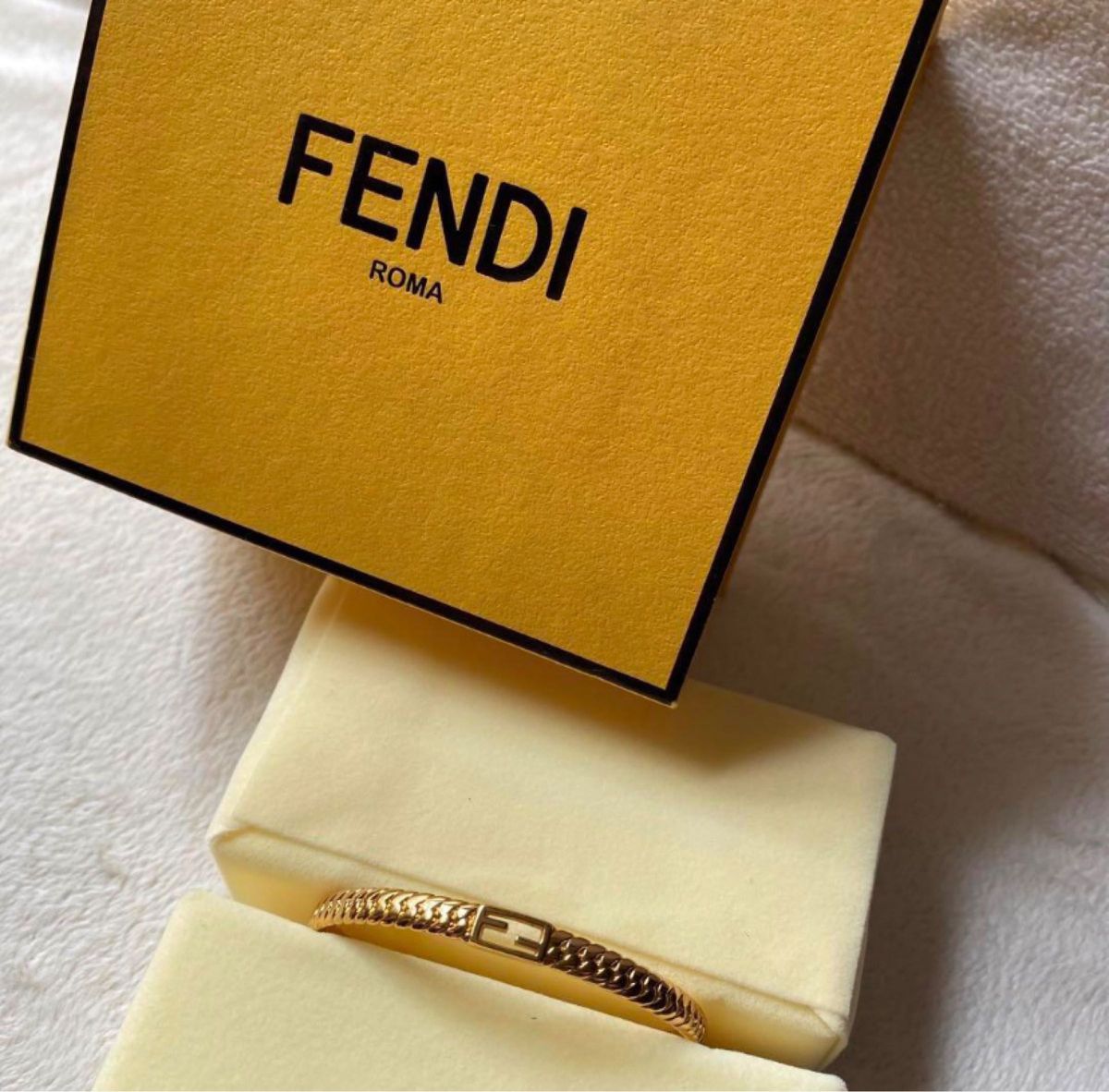 FENDI  バゲット　ブレスレット　ゴールドカラー　箱付き フェンディ バングル　ロゴ　BOX