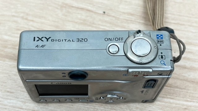 Canon キヤノン コンパクトデジタルカメラ IXY DIGITAL PC1037 シルバー ストラップ付 日本製 現状品_画像3