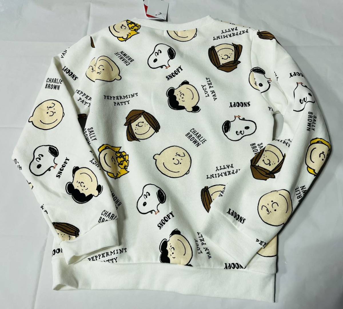 ★436*激安sale!!新品 こども服 　長袖トレーナーsize130　1枚★PEANUTS.スヌーピー_画像3