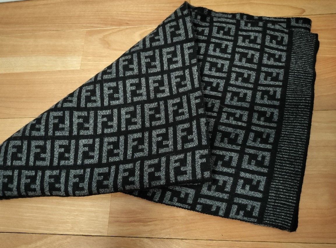 FENDI フェンディ マフラー100パーセントwool 美品 タグ付き本物 FENDI フェンディ マフラー100パーセントwool 美品 タグ付き本物