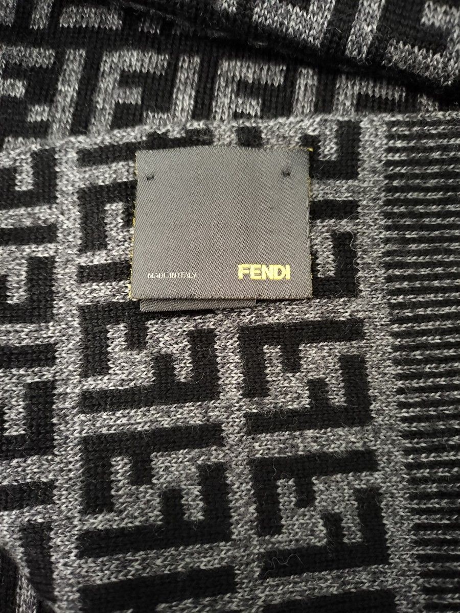 FENDI フェンディ マフラー100パーセントwool 美品 タグ付き本物 FENDI フェンディ マフラー100パーセントwool 美品 タグ付き本物