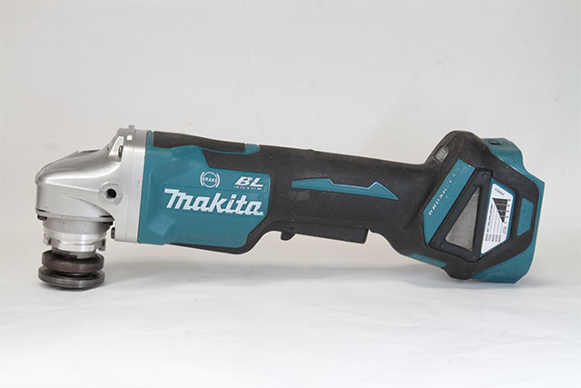 Makita マキタ 18V 125mm 充電式ディスクグラインダー GA518D 純正バッテリー2個・充電器付　(6130)_画像2