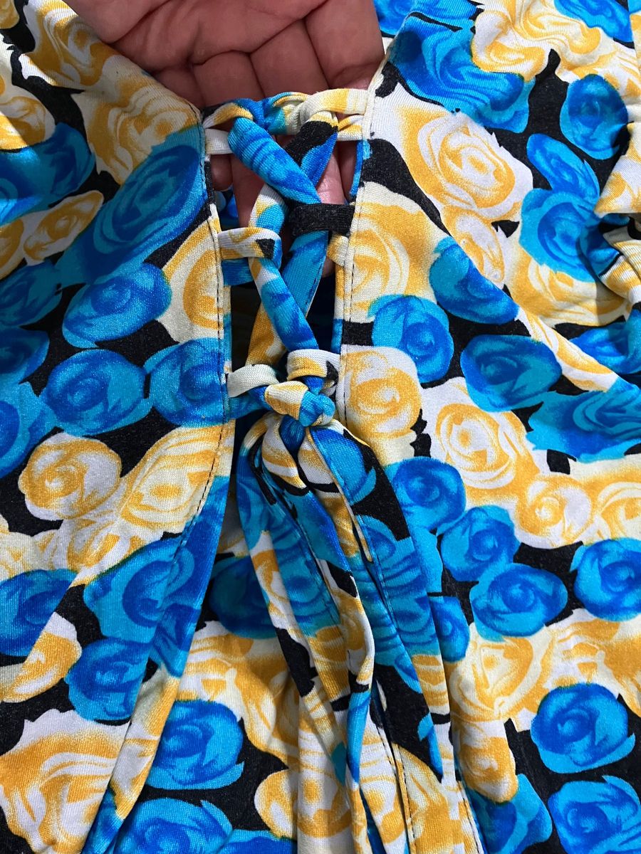 鮮やかなブルーとイエローの薔薇柄ワンピース日本製 ワンピース ひざ丈
