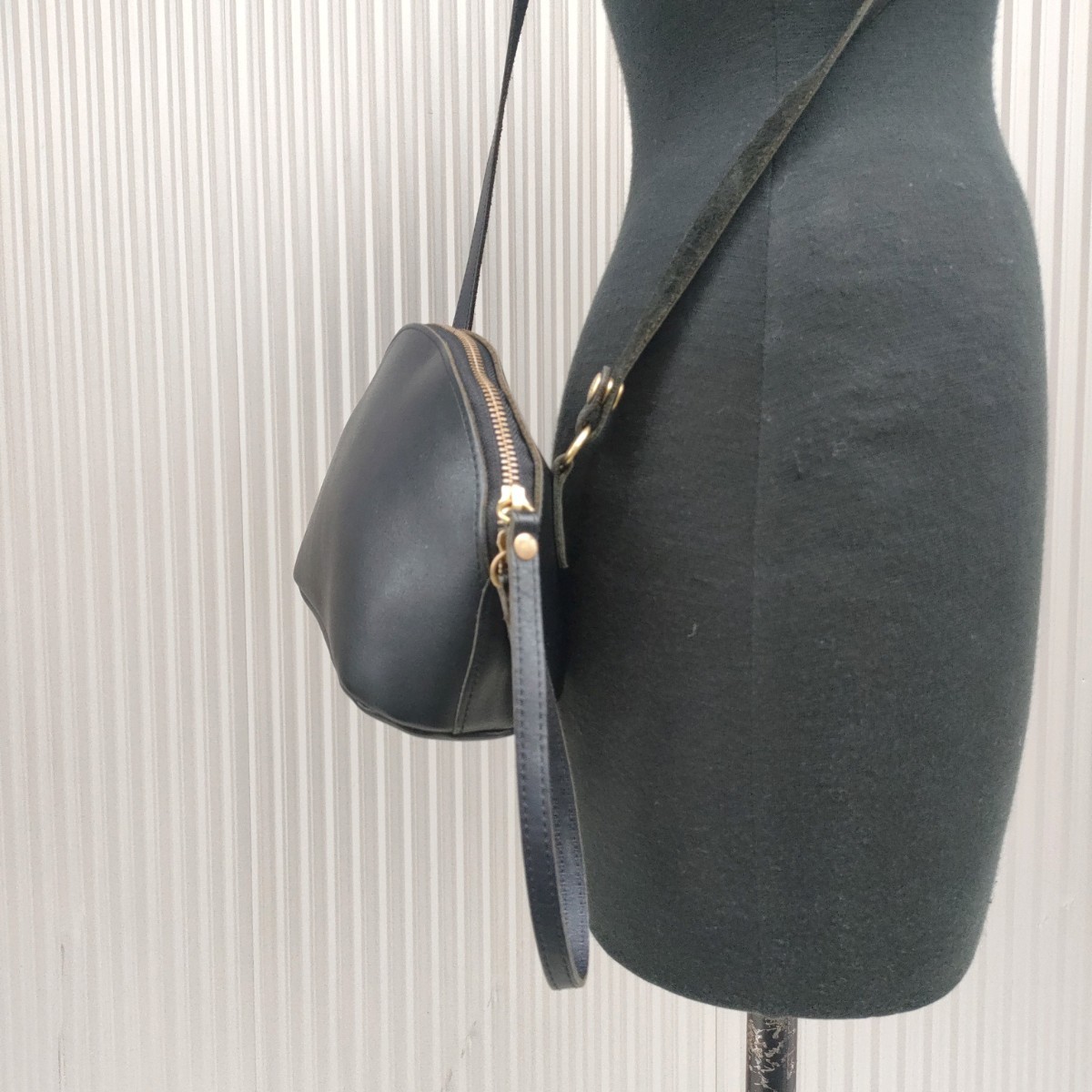 [2way] beautiful goods / Thai do way TIDE WAY/T2258/ cow leather / Himeji leather / half moon / half month type / shoulder bag / clutch bag / black / dark blue / navy /