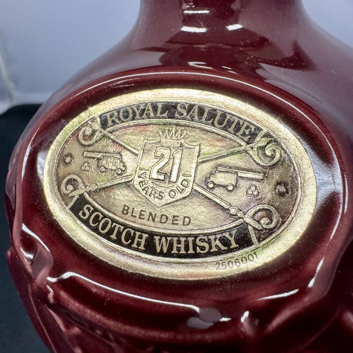 1円スタート【未開栓】シーバス ロイヤルサルート21年 赤 陶器 スコッチ ウイスキー CHIVAS ROYAL SALUTE SCOTCH 700ml 40% #M64_画像6