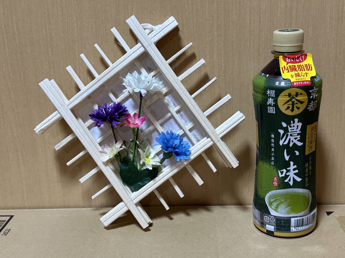 ハンドメイド作品　割り箸で作った壁飾り　よろしかったら見て下さい　手作り作品⑥_ペットボトルは大きさ参照用です。