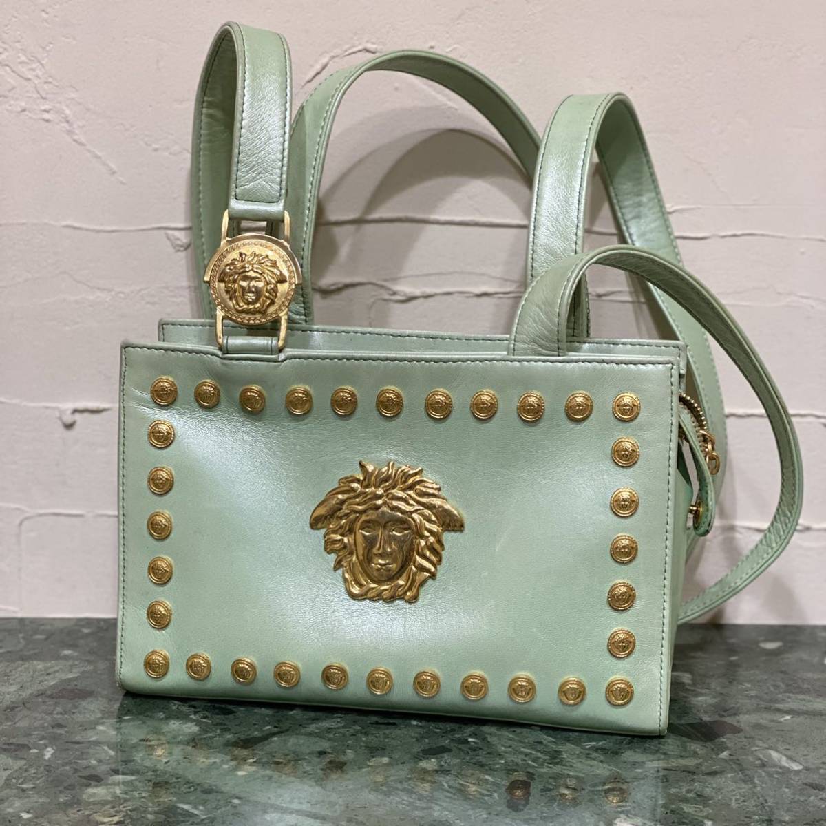 激レア 希少モデル GIANNI VERSACE メデューサスタッズ ショルダーバッグ メタリックカラー ヴィンテージバッグ ヴェルサーチ 斜め掛け