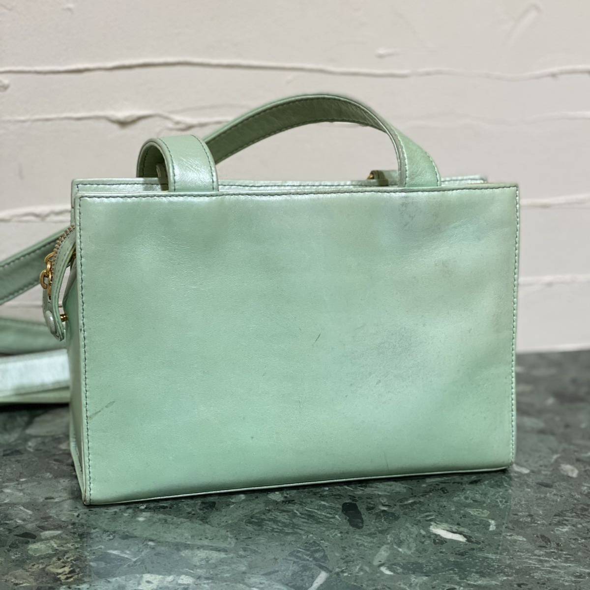 激レア 希少モデル GIANNI VERSACE メデューサスタッズ ショルダーバッグ メタリックカラー ヴィンテージバッグ ヴェルサーチ 斜め掛け