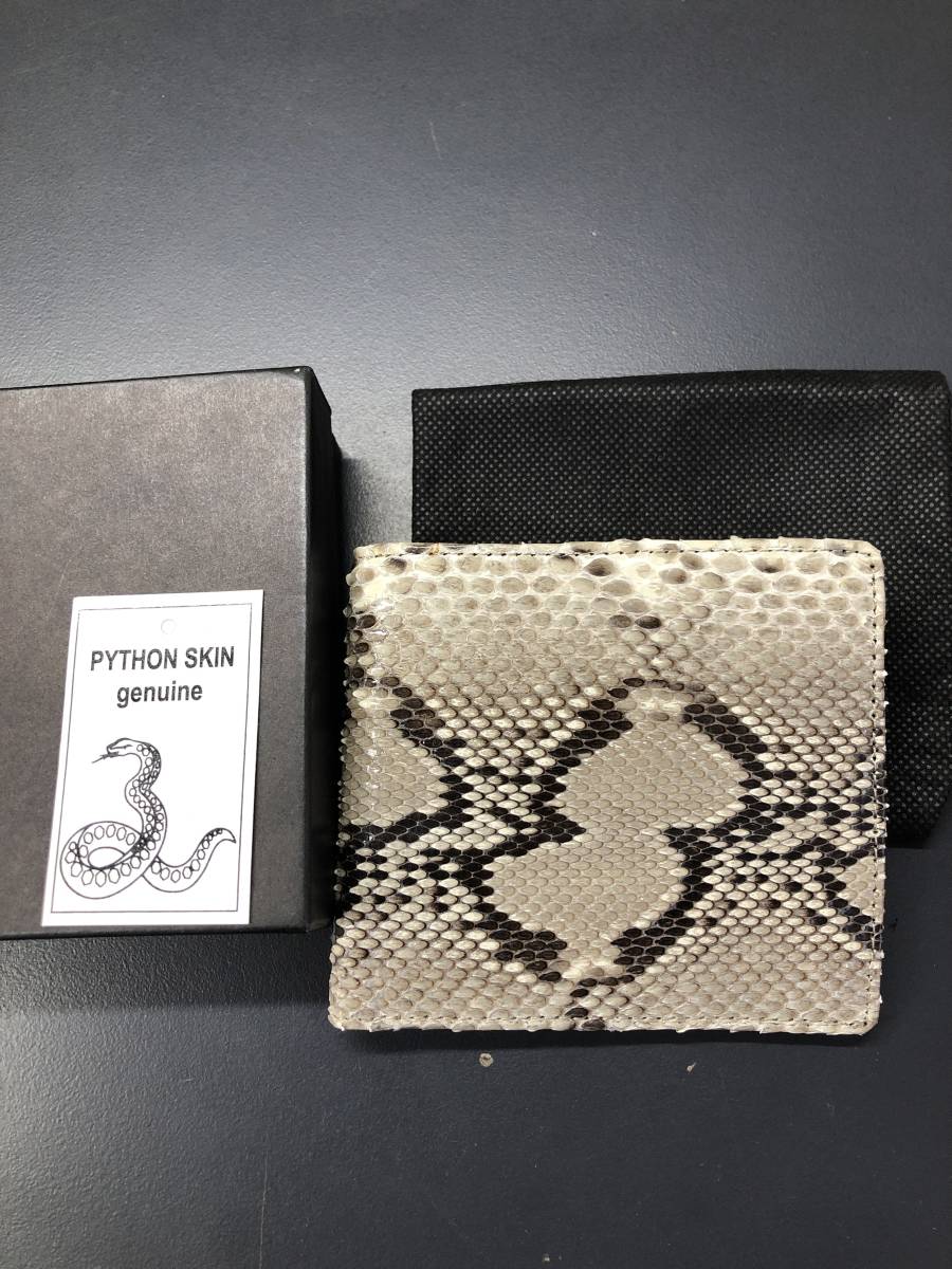 HB8707　二つ折り財布 　財布　レザー パイソン　ヘビ革　　専用袋　箱付き 未使用品_画像1