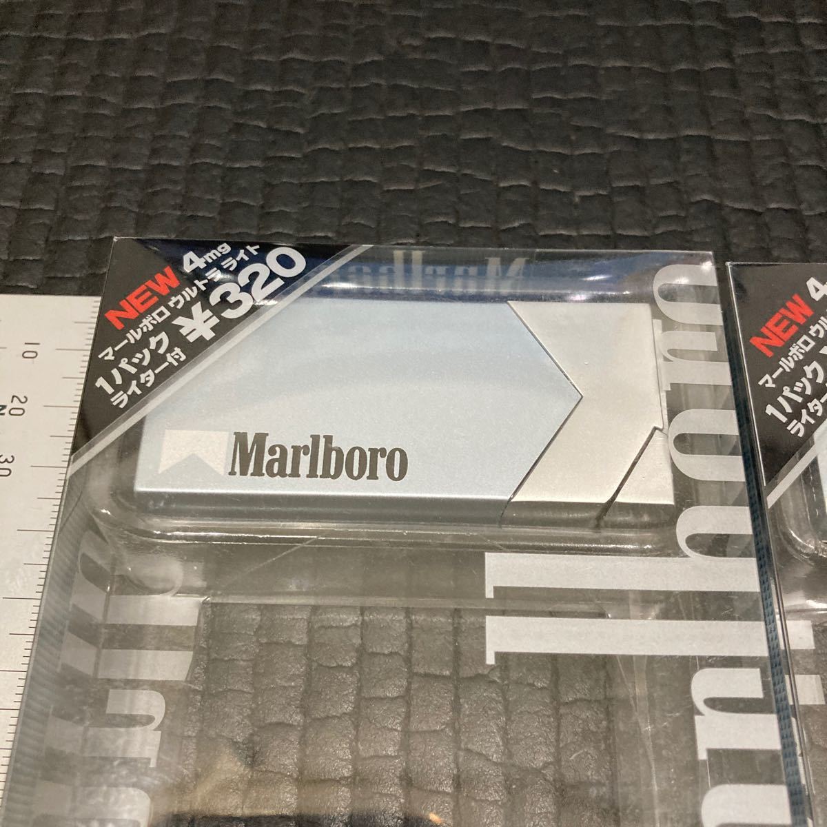 インテリア雑貨　☆　喫煙具用品　レア貴重　懐かしい　未使用　ターボライター　Marlboro マルボロ　シルバー　２種３個　ガスライター_画像2