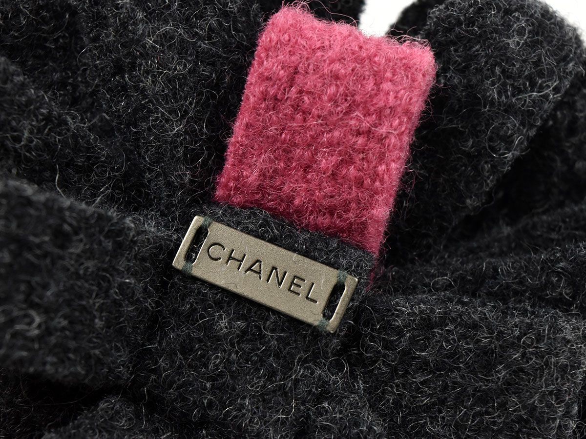 154793〇美品 CHANEL シャネル ブローチ コサージュ 毛 ウール グレー ピンク マゼンタ フラワー レディース アクセサリー 箱/ E_画像5