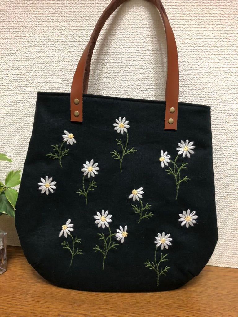 ハンドメイド☆手刺繍　マーガレットの刺繍　ちょこっとバッグ　コットンリネン　ブラック_画像1