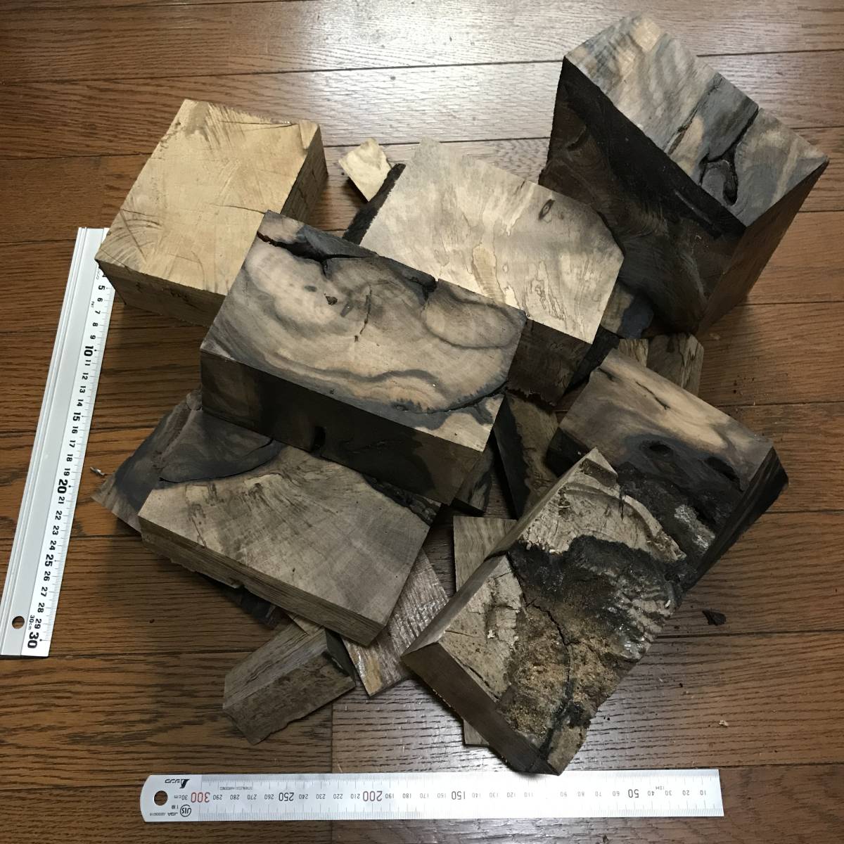 黒柿　端材②　約5.4kg（箱を含む） _全部で約5.6kg（箱を含む）