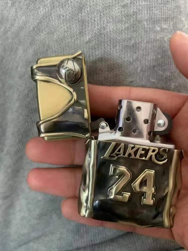 限定品【新品 未使用】ZIPPO コービー・ブライアント 24・8 ロサンゼルス・レイカーズ ジッポー オイルライター 重量感 真鍮_画像8