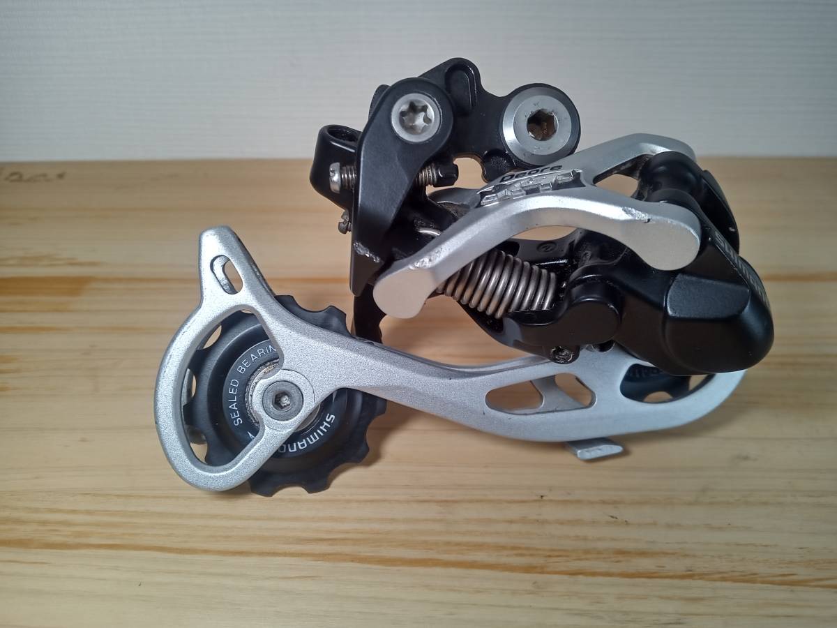 SHIMANO・Deore XT・リア ディレイラー　RD－M772 中古_XTのロゴの入ったX字状のパーツなどに傷