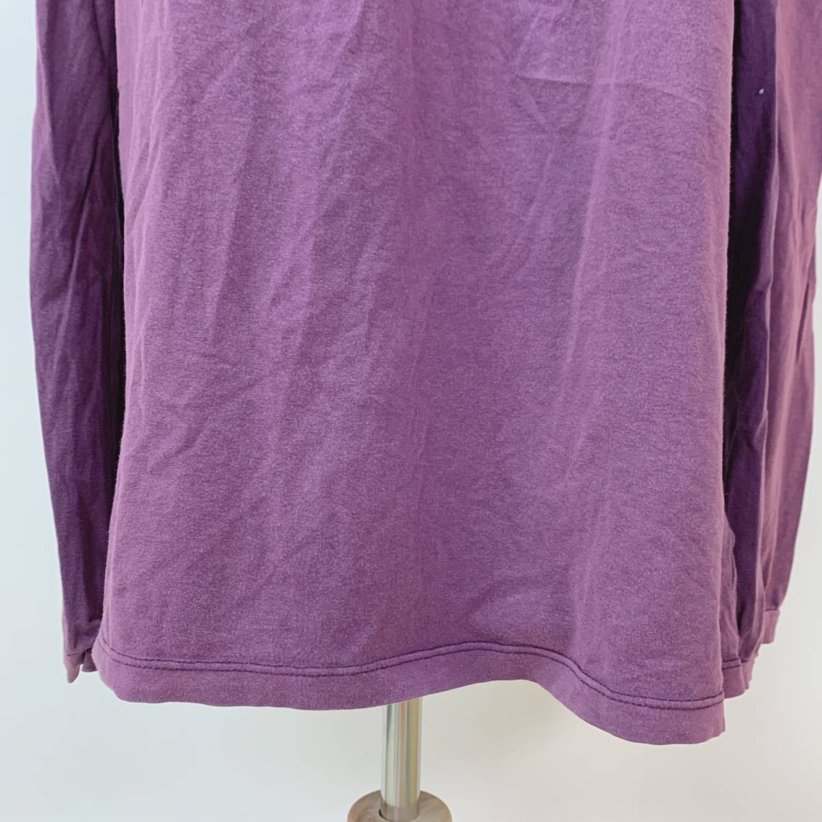 S852 UNIQLO ユニクロ レディース Tシャツ 長袖 シンプル XL 紫 無地 華やか 人気 ガーリーカラフルコーデ タートルネック 胸部ゴム_画像6
