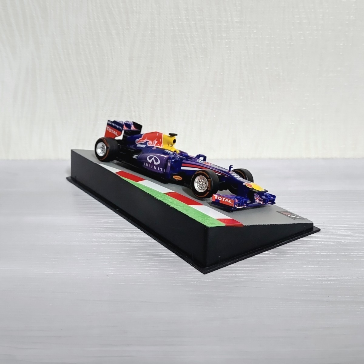 1/43 F1 レッドブル RB9 2013 セバスチャン・ベッテル RedBull ミニカー_画像6