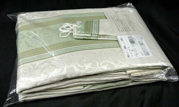 即決 未使用 厚地カーテン アングル GN グリーン 100×105cm 2枚入 高級感 遮熱 遮光 形状記憶 洗える フック付 ユニベール_画像5