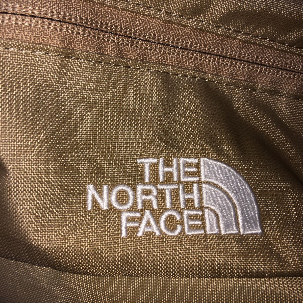 送料無料 美品 THE NORTH FACE ノースフェイス Rhea リーア ベージュ ウエストポーチ ボディバッグ 鞄 バッグ NM72206X ロゴ刺繍_画像7